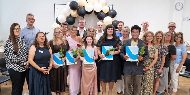 Der Kurs 23/26 der Pflegeschule Meisenheim hat seine Examinierungsurkunden erhalten.