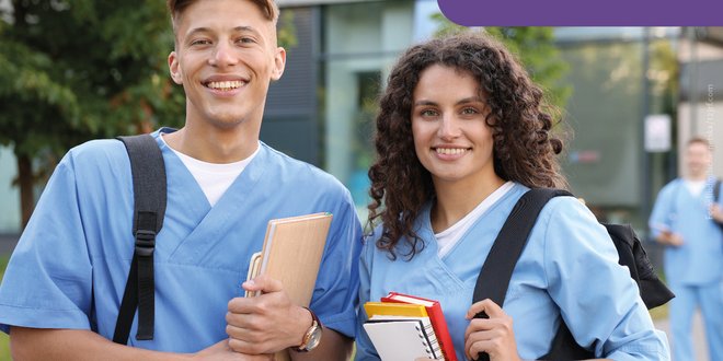 Tag der offenen Tür - zwei Auszubildende blicken in Kamera